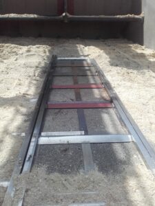 Stahlunterkonstruktion für ein industrielles Sonderpodest in einer Produktionsanlage, gefertigt von Industriemaschinenservice Dahmen