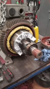 Elektromotor mit sichtbaren Reparaturarbeiten und Wicklungen bei der Instandsetzung