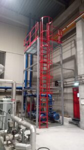 Sonderpodest im Bau mit Metallrahmen für industrielle Nutzung