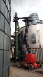 Wartungsarbeiten an einem hohen Industriegerät unter Verwendung einer Hubarbeitsbühne