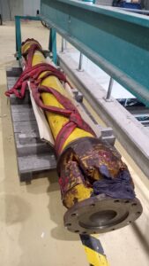 Beschädigte Maschinenkomponente während der Reparatur mit Riemen fixiert